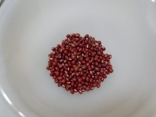 红豆茯苓莲子汤,取一个容器，将红豆称重好加入