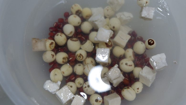 红豆茯苓莲子汤,放入红豆茯苓的容器中，在一起浸泡1个小时。