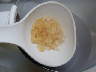 红豆茯苓莲子汤,煮好的糖水，加入少许黄糖搅拌均匀，开吃吧。