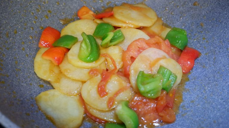 番茄土豆片,翻炒均匀，出锅装盘即可。