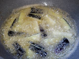 莲花茄子,放入烧至六成热的油锅内炸至熟，捞出、沥油。放在厨房纸上吸走多余油份。