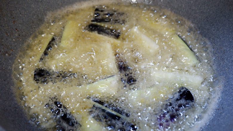 莲花茄子,放入烧至六成热的油锅内炸至熟，捞出、沥油。放在厨房纸上吸走多余油份。