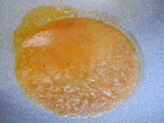 莲花茄子,炒锅中加入少许清水、沙茶酱，白糖，开火将其煮至沸腾
