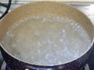 木耳炒蛋，滑嫩快手,锅中烧开水。