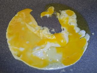 木耳炒蛋，滑嫩快手,锅内热油下入蛋液。