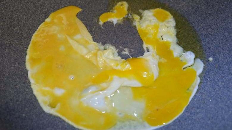 木耳炒蛋，滑嫩快手,锅内热油下入蛋液。