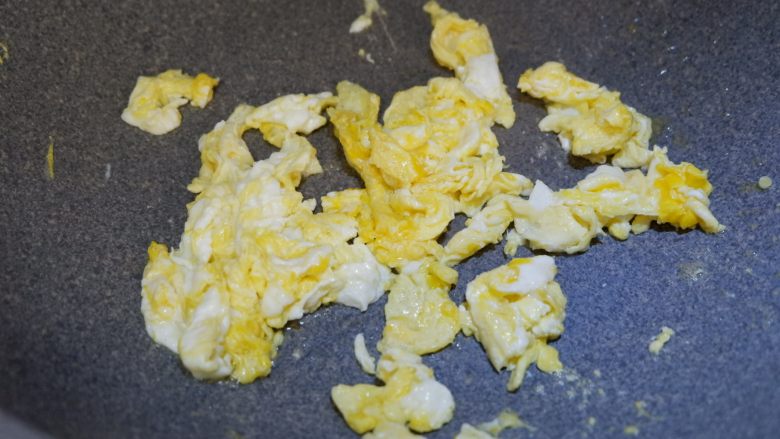 木耳炒蛋，滑嫩快手,翻炒至凝固后。