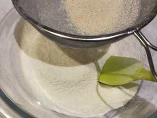 意式抹茶马卡龙（无色素版）,首先将A糖粉和A杏仁粉混合过筛。