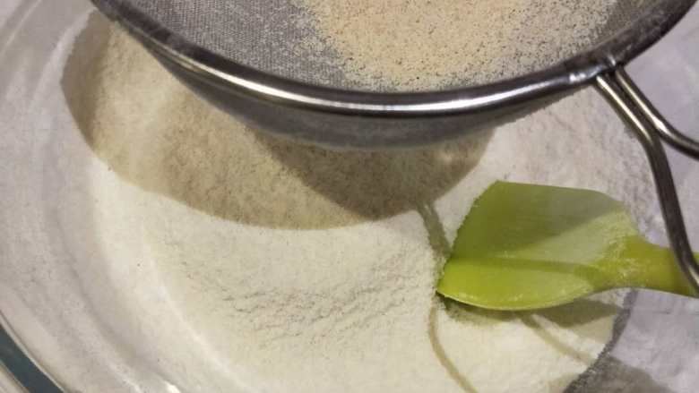 意式抹茶马卡龙（无色素版）,首先将A糖粉和A杏仁粉混合过筛。