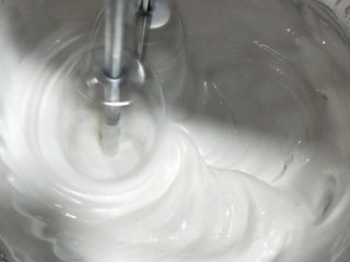 意式抹茶马卡龙（无色素版）,将以上熬好的118度左右的糖浆，倒入打发湿性发泡的蛋白霜中。边倒边低速用打蛋器打制8分左右湿性和干性发泡之间。有明显纹路即可。
