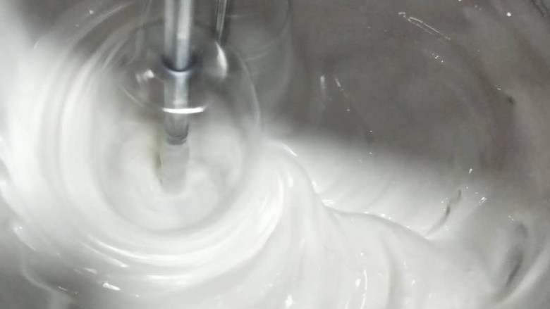 意式抹茶马卡龙（无色素版）,将以上熬好的118度左右的糖浆，倒入打发湿性发泡的蛋白霜中。边倒边低速用打蛋器打制8分左右湿性和干性发泡之间。有明显纹路即可。