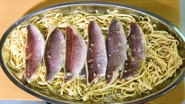 馋嘴版家庭烤鱼,如图，蒸好的鱼也排在烤盘里。