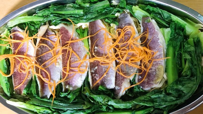 馋嘴版家庭烤鱼,码在鱼的外围，加点胡萝卜丝和葱丝。