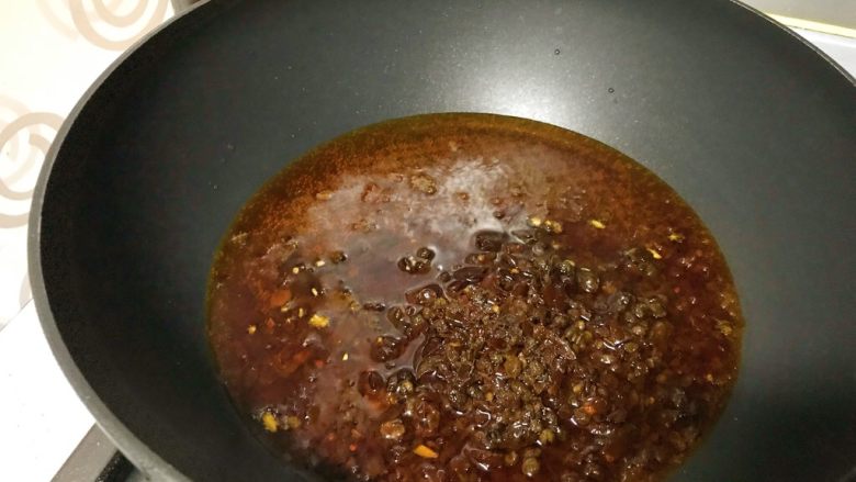 馋嘴版家庭烤鱼,锅里放半小碗油，烧热后，下入火锅底料，烹香。