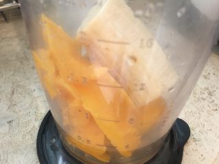 芒果思慕雪,芒果切片
留一片切成小丁备用
其余和1/4只香蕉一起放在料理机中