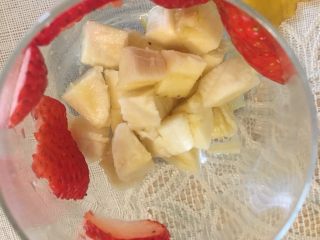 芒果思慕雪,另1/4香蕉切丁放入玻璃杯中
草莓切片贴壁
剩下的切小丁备用