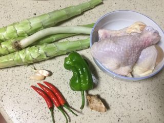 泡椒莴笋炒嫩鸡丁,准备所需食材