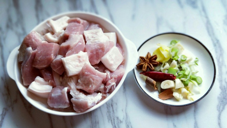 上海特色&秘制红烧肉,将猪肉切块，(块的大小根据个人喜欢)葱姜去皮切碎。
