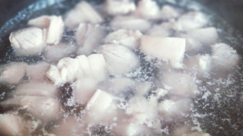 上海特色&秘制红烧肉,猪肉焯水，水烧开后，加入切好的猪肉，焯水2分钟即可，捞出淋干水份。