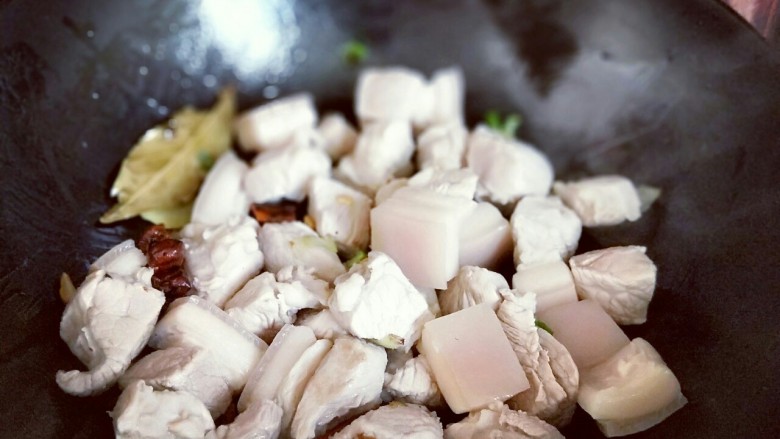 上海特色&秘制红烧肉,加入焯水的猪肉煸炒，将猪肉炒的微黄。