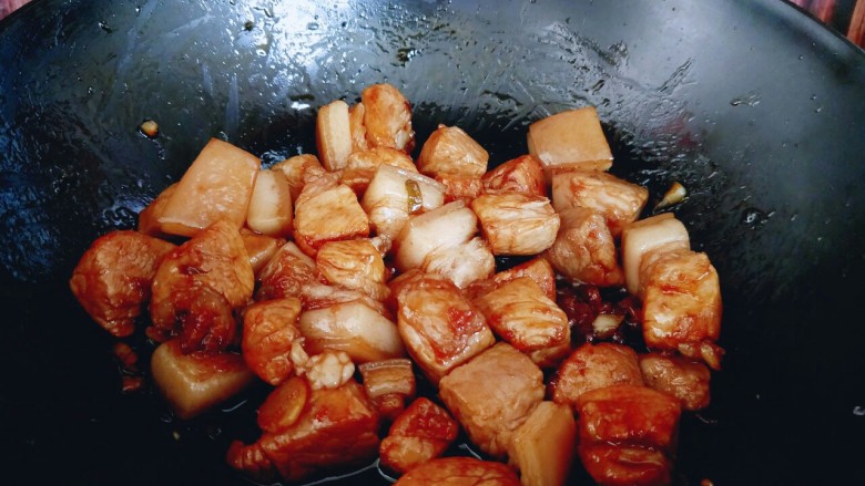 上海特色&秘制红烧肉,加入煸炒过的猪肉，炒糖色。