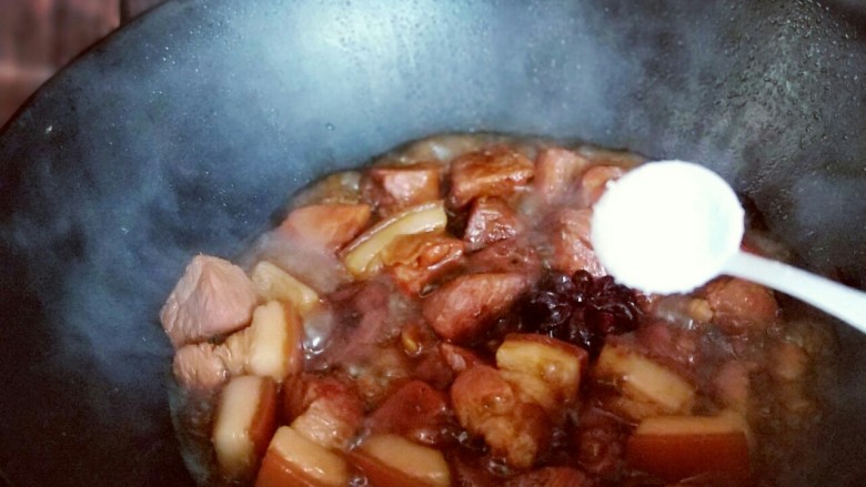 上海特色&秘制红烧肉,可以用一根筷子扎一下来辨别猪肉是否烂糊，觉得可以了，就可以加入盐，炒至均匀。