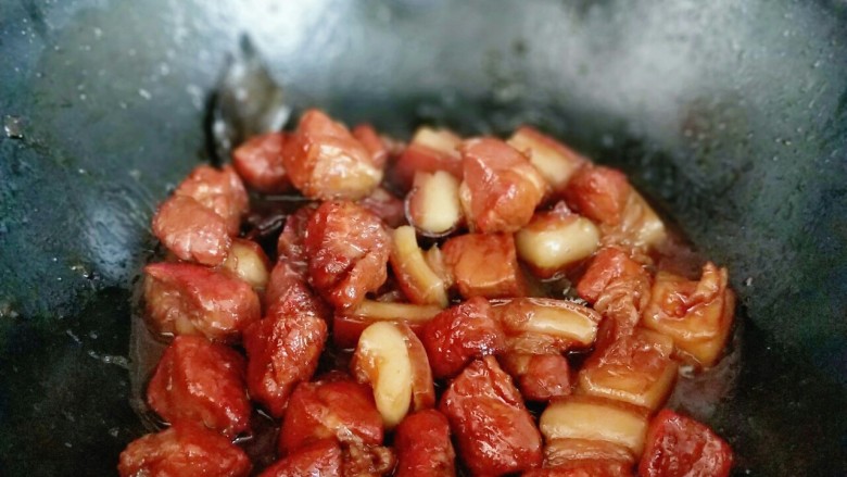 上海特色&秘制红烧肉,大火收汤，可以不用收特别干，当然也可以根据个人喜欢啦！