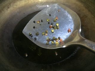 泡椒莴笋炒嫩鸡丁,热锅下油，油温五层热时放入花椒