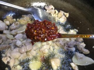 泡椒莴笋炒嫩鸡丁,放入一勺豆瓣酱翻炒