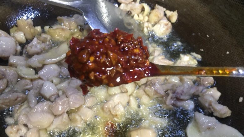 泡椒莴笋炒嫩鸡丁,放入一勺豆瓣酱翻炒