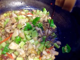 泡椒莴笋炒嫩鸡丁,再放入一勺量的生抽，继续炒拌均匀即可关火，装盘