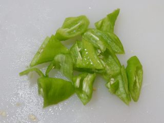 糖醋素排骨,青椒切成小块。