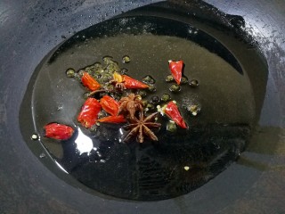 饭遭殃～鳝鱼咸鱼烧牛筋,倒入花椒，尖辣椒和八角，爆香