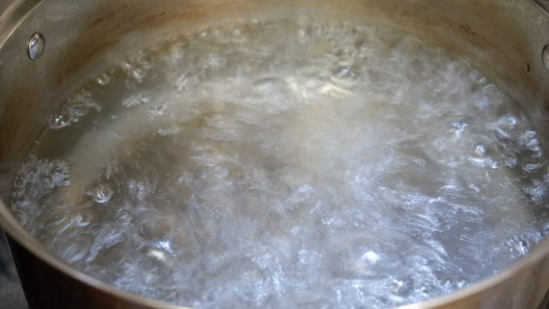 翡翠海米熏干,锅中烧开水