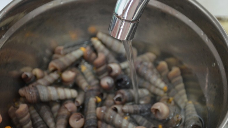 剁椒炒钉螺,用流水反复冲洗几遍，去除沙子和杂质。