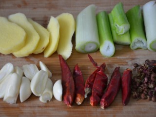 剁椒炒钉螺,葱切段，姜切片，蒜切片，准备好红辣椒，花椒和八角。提前准备好材料，以免一会儿炒菜时手忙脚乱。