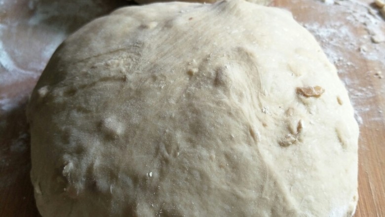 无花果燕麦红糖包,面团排气后分成两份，把面团进行滚圆整型，静置20分钟（如果是减半做一份的量就不用分成两份）