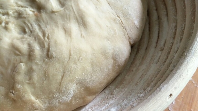 无花果燕麦红糖包,把面团轻移放到发酵篮，盖上保鲜膜进行第二次自然发酵