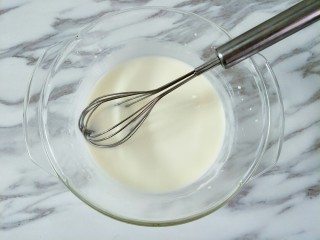 奥利奥咸奶油蛋糕,牛奶、油混合搅拌均匀