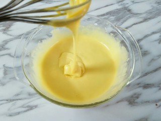 奥利奥咸奶油蛋糕,加入蛋黄不规则搅拌均匀