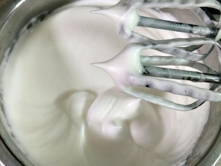 奥利奥咸奶油蛋糕,蛋白分三次加入白糖打至干性，提起打蛋器呈小尖角状