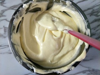 奥利奥咸奶油蛋糕,蛋白和蛋黄糊混合翻拌均匀，切记不可转圈圈搅拌