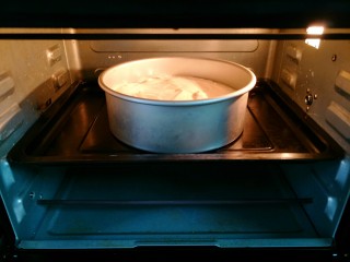 奥利奥咸奶油蛋糕,放入预热好的烤箱130度烤30分钟，再转150度烤30分钟，具体时间温度根据自家烤箱