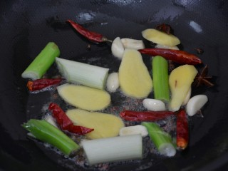剁椒炒钉螺,锅内放花生油，油微热放葱姜蒜和红辣椒爆香。
