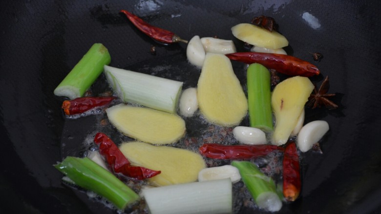剁椒炒钉螺,锅内放花生油，油微热放葱姜蒜和红辣椒爆香。