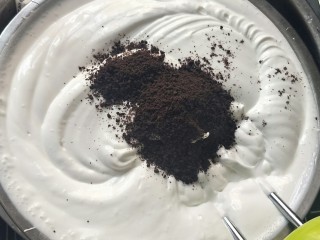 奥利奥咸奶油蛋糕,淡奶油加入白糖和盐打至有纹路的时候，加入奥利奥碎