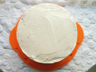 奥利奥咸奶油蛋糕,依次做好第二层，最后一层蛋糕胚抹上奶油，四周也抹平