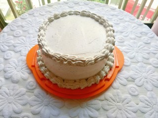 奥利奥咸奶油蛋糕,用裱花嘴周围一圈挤花形装饰