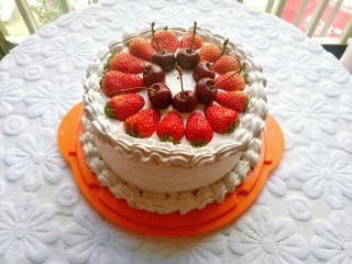 奥利奥咸奶油蛋糕,摆上草莓和车厘子装饰，蛋糕就完成了