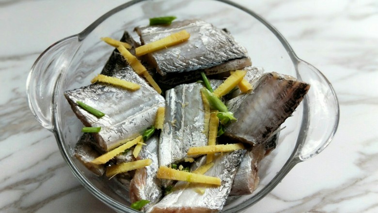 香煎不腥不碎的黄金带鱼,葱姜去皮切丝放入器具中。